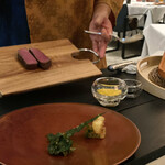 星のや沖縄 ダイニング - 牛フィレ肉をカットして…