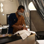 星のや沖縄 ダイニング - 割っていきます…