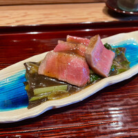 京味 もと井 - 牛ヒレ肉のすき焼き　キグラゲ、小松菜、白ネギ、大徳寺納豆