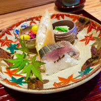 京味 もと井 - 八寸　菊菜の三杯酢和えと銀杏　柿の白和えに水菜のお浸しとザクロ　海老と魚のすり身、マコモダケの春巻き　鯖の棒ずし