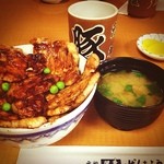 ぱんちょう - 北海道 2泊目 昼飯
                                元祖豚丼（梅）
                                意外にもさっぱり食べられる(*ﾟ▽ﾟ*)
                                もう一軒行けそうだ！
                                どこがいいかなぁ？
                                
                                
