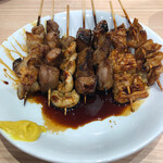 Shimbashi Motsuyaki Sutando Ao Nisai Honten - もつ焼き盛り合わせ７本。