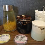 讃岐ラーメン 香麦 - うどんをイメージしてか？柚子酢と唐辛子。