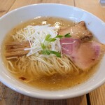 The Noodles & Saloon Kiriya - Kiri_soba 潮ソバ (鶏・豚骨 和出汁のトリプルスープ)
                        
                        出汁が主役、複雑に絡み合い、
                        どれも際立つものがないく、
                        ３種出汁の構成を考えさせられます。
                        塩みは、やや強めで塩の角は皆無。