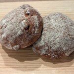 ラトリエ ドゥ プレジール - ２種の豆とくるみ、レッドレーズンを入れたオススメパン