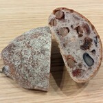 ラトリエ ドゥ プレジール - ２種の豆とくるみ、レッドレーズンを入れたオススメパン