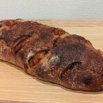 ラトリエ ドゥ プレジール - チーズやドライトマトが入ったアドリブパン