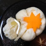 閑祥庵 禅紫 - ほんわりとした食感の真丈の中には
      切られてる銀杏が入ってた。
      淡白な美味しさのある真丈と薄味でも出汁の旨味が利いてる汁が旨い味わいだねえ❕