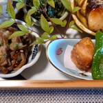 閑祥庵 禅紫 - ◯柿の木茸のおろし和え
      えのき茸っぽいけれど
      確かに歯ごたえがあって美味しい味わい。
      
      ◯小河豚の竜田揚げ
      醤油、味醂で味付けされてるふぐが揚げられている。
      シットリとした食感。