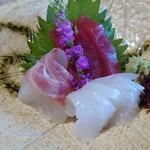 閑祥庵 禅紫 - 女将さんに花のことを尋ねてみると
      「これは紫蘇の花ですね。
      食べたときにシソの香りがしたでしょう？
      シソの花を醤油に散らして頂くとシソの香りが広がります。今度、やってみて下さいね」
      との話。