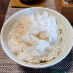 閑祥庵 禅紫 - お焦げもフンワリと香ばしい香りが良いねえ。
      
      お焦げの香ばしい味わい、
      ご飯の甘み（旨み）も感じ、
      美味しい味わいだった。
      
      お代わりまである。
      食べ切れなければお土産として持ち帰れる。
