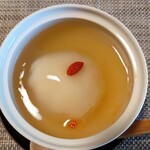 閑祥庵 禅紫 - 蓋を開けるとトロミの付いてる出汁の餡に
      栗饅頭が鎮座している。
      下のイクラっぽく見えるのはラー油？