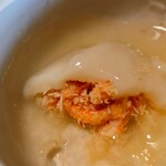 閑祥庵 禅紫 - 栗饅頭と言っても中は餡子ではなく
      カニの身がギッシリと入ってた。
      表皮に栗が入ってて少し栗を感じる。
      
      このトロミ出汁醤油餡がまた良いお味なんだよねえ。
      栗饅頭と中の蟹の味わいを引き立てて旨い味わい❕