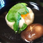 閑祥庵 禅紫 - 蓋を開けると汁の中に真丈とチンゲン菜、
      三つ葉、椎茸が載ってた。