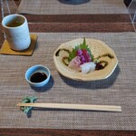 閑祥庵 禅紫 - ▶▶お造り
      鯛、鮪、紋甲イカ
      
      紫色の花があったので食べてみたら
      サッパリ、スッキリとした味わいがした。