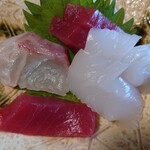 閑祥庵 禅紫 - 見た目だけでいい刺身だなあと判る。
      当然食べても美味しいねえ。
      紋甲イカには隠し包丁が入れられており
      食べやすく、旨みも引き出し、
      そして醤油の付きも良くなる。