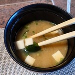 閑祥庵 禅紫 - ◯赤出汁
      豆腐とワカメの美味しい味わい。