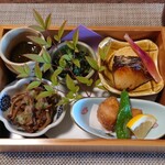 閑祥庵 禅紫 - ▶▶焼八寸
      細モズクの酢の物、ほうれん草の胡麻和え、
      早良の霊庵焼き、出汁焼き玉子、
      柿の木茸のおろし和え、小フグの竜田揚げ
      となる。