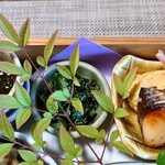 閑祥庵 禅紫 - ◯細モズクの酢の物
      ◯ほうれん草の胡麻和え
      胡麻の風味、苦味が利いててこれは美味しい
      ◯サワラの霊庵焼き
      醤油、お酒、味醂漬けにされたサワラが
      コンガリ焼かれてる
      サワラの淡白且つ旨みが良いお味