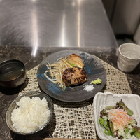 鉄板焼き 太縁 - 塩と山葵で食べるこだわり調理の極ハンバーグ(160g)1000円