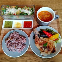 やさいの王様 用賀店 - 6時間低温調理のホロホロ柔らか骨付きチキンプレート