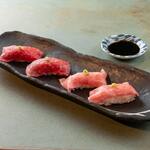 牛颈肉·红肉2色寿司饭团