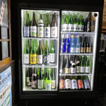 Dokushaku Sanshirou - 入り口入ると「日本酒、飲めや！」と言わんばかりの品揃え。東京ではあんまり見ないですねぇ、の銘柄もあります。