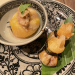タイ料理 みもっと - いちじくに味噌をディップ。巾着のように季節の野菜を包んで揚げた縁起物です。