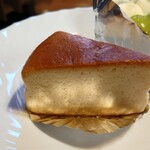 Ibikashouammiwaya - ◯チーズケーキ
                      上はスプーンはスッとは入っていかず固めな感じ。
                      
                      チーズケーキ特有な
                      クリームチーズの美味しさはあるけれど、、、