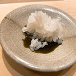 不動前 すし 岩澤 - アワビの肝ソースに白シャリ　美味い！