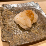 不動前 すし 岩澤 - 白エビの昆布締め　酒盗乗せ　抜群のうまさ！