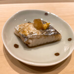 不動前 すし 岩澤 - さわらの皮炙り