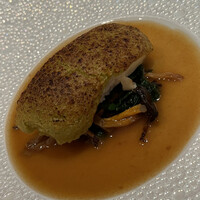 モノリス - 真鯛のアルベール（パン粉焼き）です。中には帆立のムースが潜みます。ピスタチオ風味のバターソースが濃ゆい