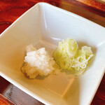 Awaji Okina - 「おろしそば 辛味大根」の辛味大根と白ネギ