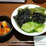 焼肉 龍華園 - キムチ盛合わせ、韓国海苔とレタスの塩サラダ