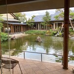 Yumotoya - 立派な池には、錦鯉が優雅に泳いでおりました
