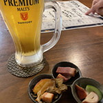 酒と板そば ともしび - お通しとビール