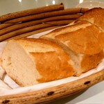 アン カフェ - 付け合せのパン。オリーブオイルにつけて美味しいです。