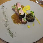 Derire - メインディッシュ 肉 鹿児島茶美豚ロース 霧島茶の香り 日本酒と焦がしバターのソース トウモロコシのピューレ 香味野菜とモッツァレラチーズを詰めて焼いた椎茸の香味焼き ボリビアの岩塩