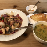 ピカ パウ - 鶏肉と野菜炒め？