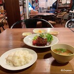 マンガ館ヴィラ  - 短角牛 爆弾ハンバーグセット