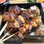 Yakitoriya Sumire - 焼き鳥重は甘めのタレ。焼き鳥、お米はそれぞれ美味しいのですが、味の不一致でお米は進みませんでした