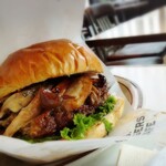 J.S. BURGERS CAFE - グリルマッシュルームバーガー ポテトセット(￥1738)。
                写真はハンバーガーだけですが諸事情があったのでお許しを笑