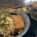 相模屋 - 同じ五平餅定食です。冷たいぶっかけは、お揚げさんと山菜が乗ってます。なかなかボリューミーだったそうです（笑）