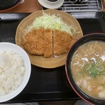 かつや - とん汁定食（ロースカツ）です。（2022年10月）