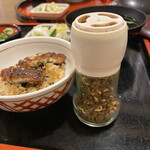 炭焼うな富士 - 山椒は、その場で磨り潰すタイプです。これが良い！