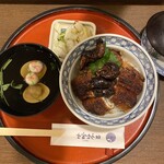 炭焼うな富士 - 家族が頼んだうな肝付上うな丼です