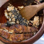 炭焼うな富士 - ご飯には、程よい量のタレが掛けられています