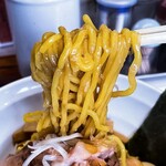 らーめん龍 - 麺はモチモチ、所々背脂が絡んで超絶アブラギッシュでした。