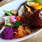 南国屋台的Cafe ライオンのいえ - ゴーゴーキーマカレー1,200円くらい(未確認)、ハーフ＆ハーフ 30円、トッピングハンバーグ 280円(全て税込)。